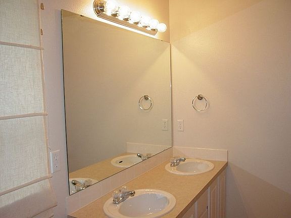 4 feature 2nd bathroom