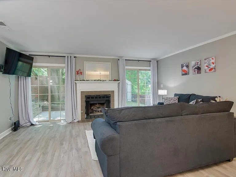 705 Beacon Hill Ln — Photo 2