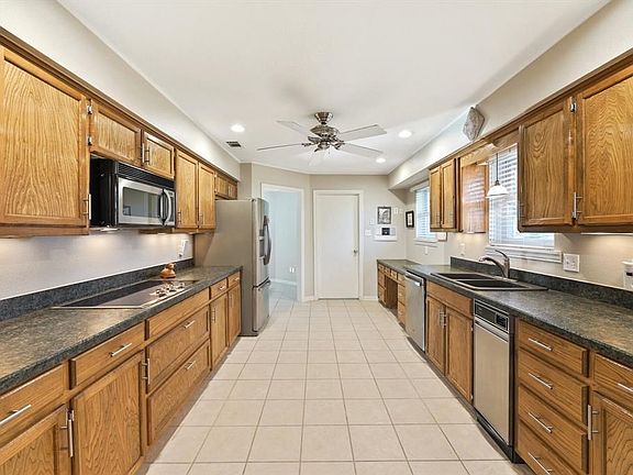 5th image of 401 Greensprings St