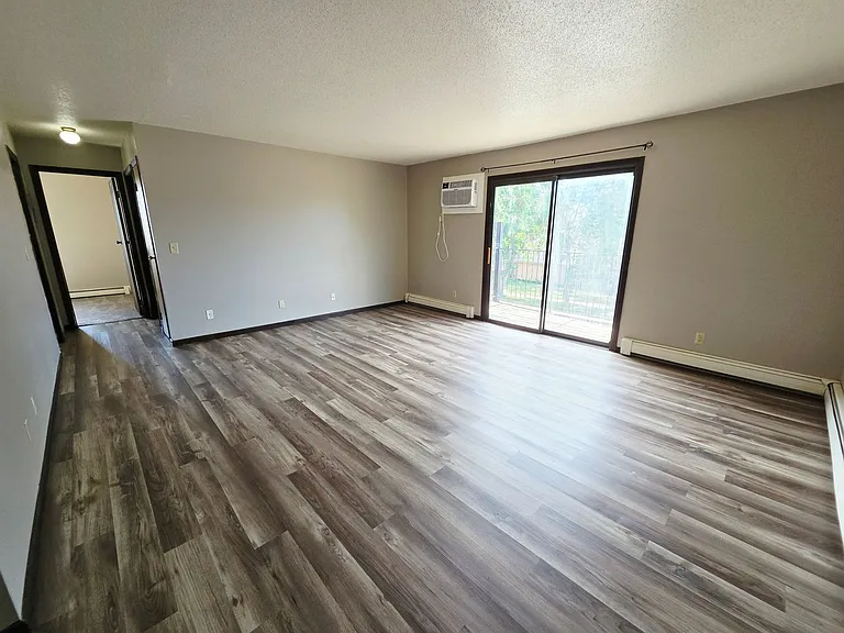 3010 E Rosser Ave — Photo 2