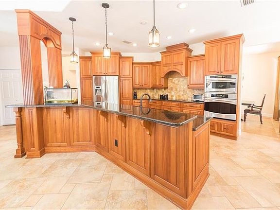 3rd image of 4112 Grandchamp Cir