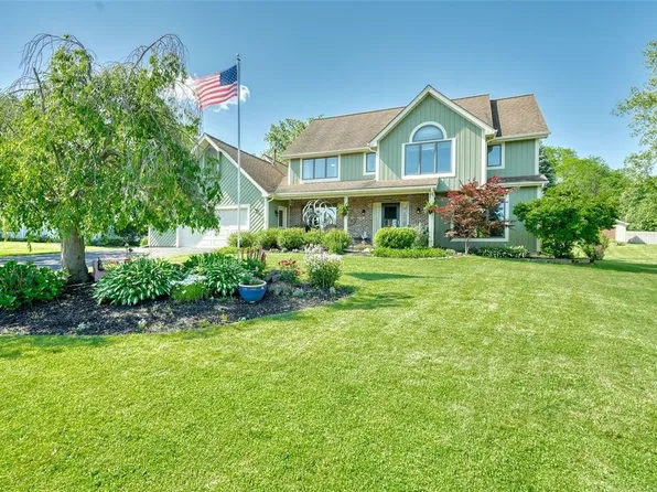 168 Red Hickory Dr, Rochester, NY 14626