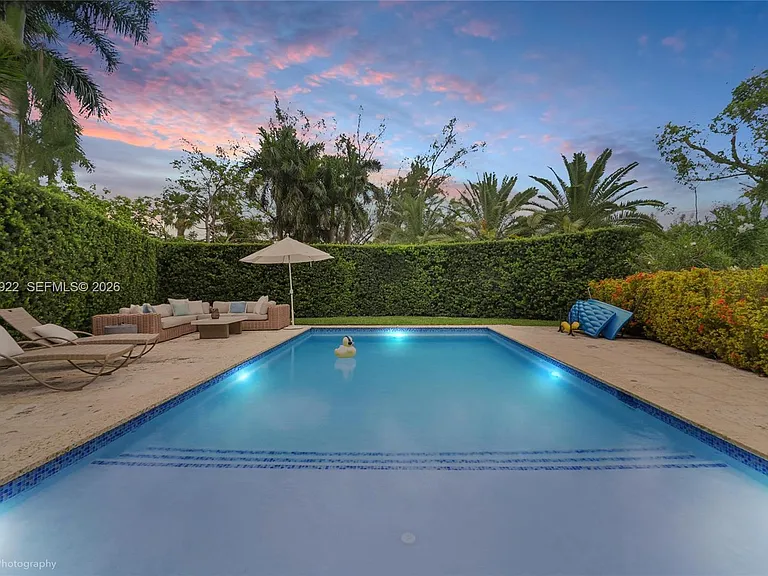 2449 S Bayshore Dr — Photo 2