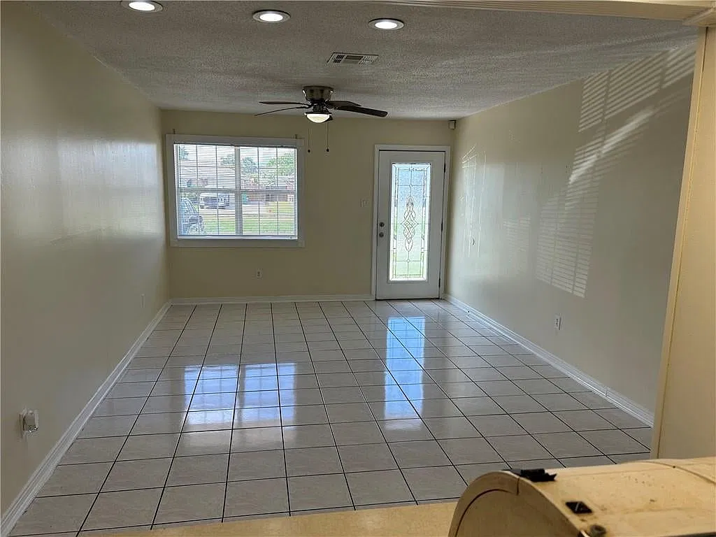 3 bed, 2079 sqft, $1,800 — Photo 4