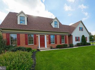 14 W View Dr, Akron, PA 17501