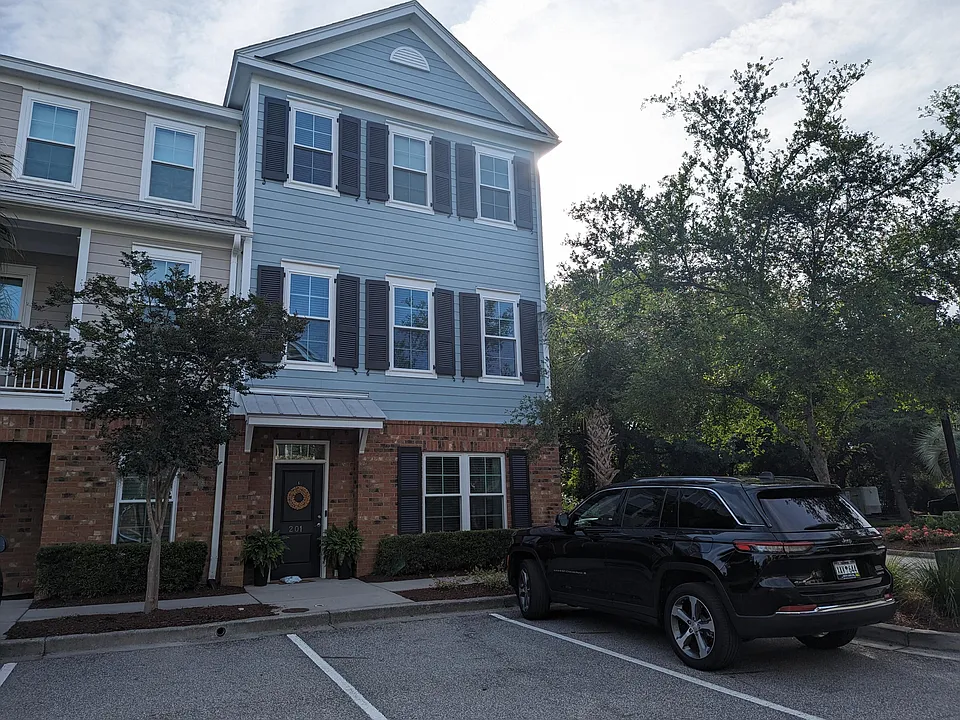 656 Coleman Blvd #201