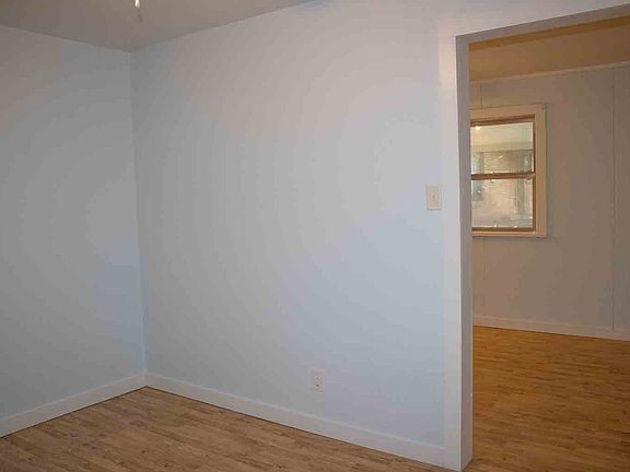 5th image of 3815 Parkwood Dr #B