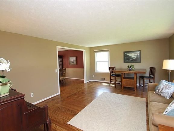 4th image of 10 Simsbury Ln