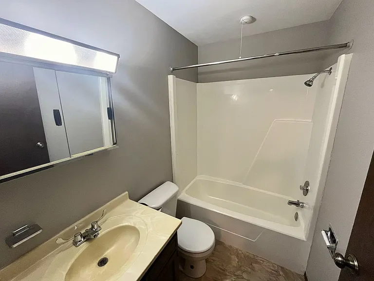 York Villa Apartments — Photo 23