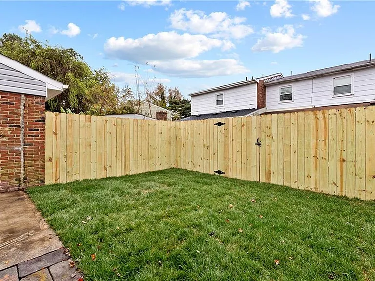 811 S Grosvenor Ct — Photo 24