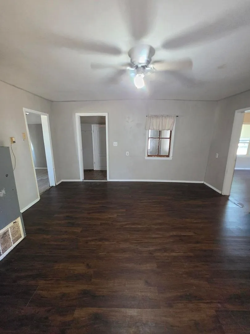 Cute 2 Bedroom / 1 Bathroom House In Lamar Mo — Photo 4