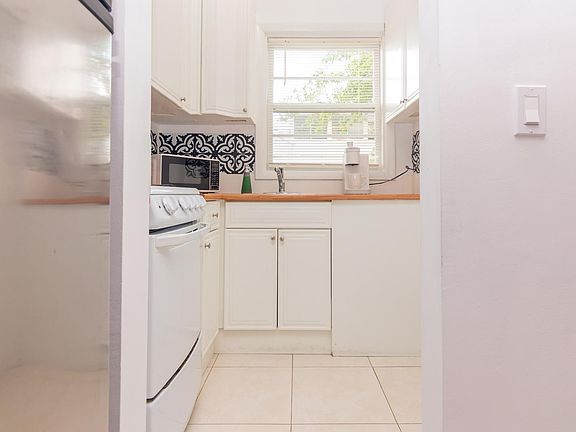 5th image of 300 Sunset Dr APT 3