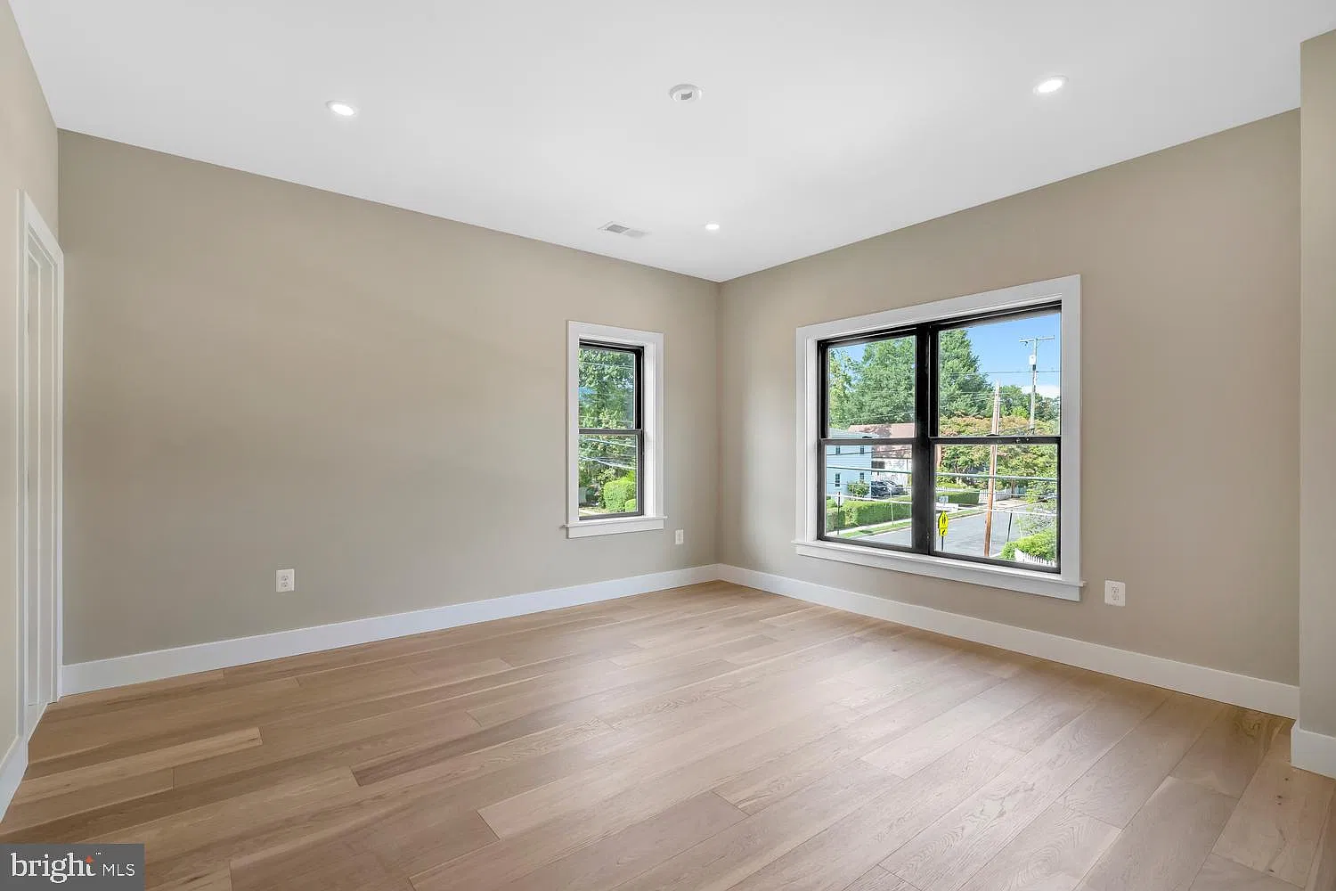 6 bed, 6.0 bath, 4924 sqft, $7,895 — Photo 3
