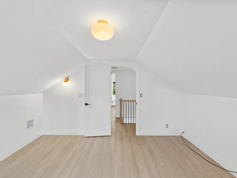 32 Brook St — Photo 16