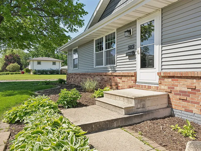 502 NE Trilein Dr — Photo 3