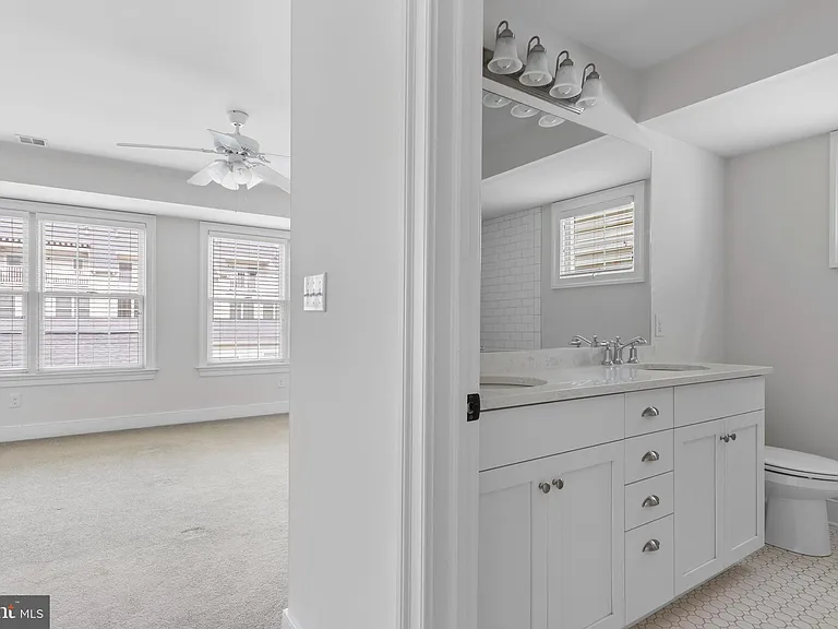 619 W Mulberry St — Photo 18