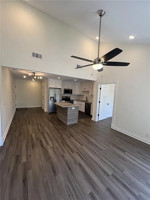 3 bed, 2.0 bath, 1086 sqft, $2,800 — Photo 1