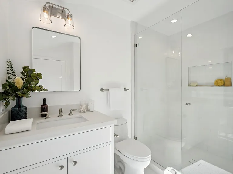 Secondary Bedroom En-Suite Bath