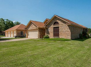 1804 Lakeview Dr, Sealy, TX 77474