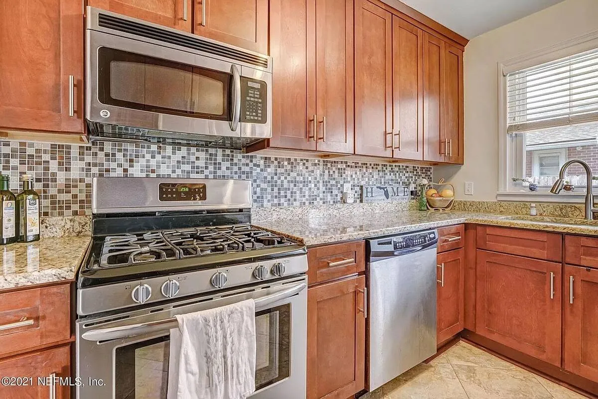 3 bed, 1230 sqft, $2,600 — Photo 3