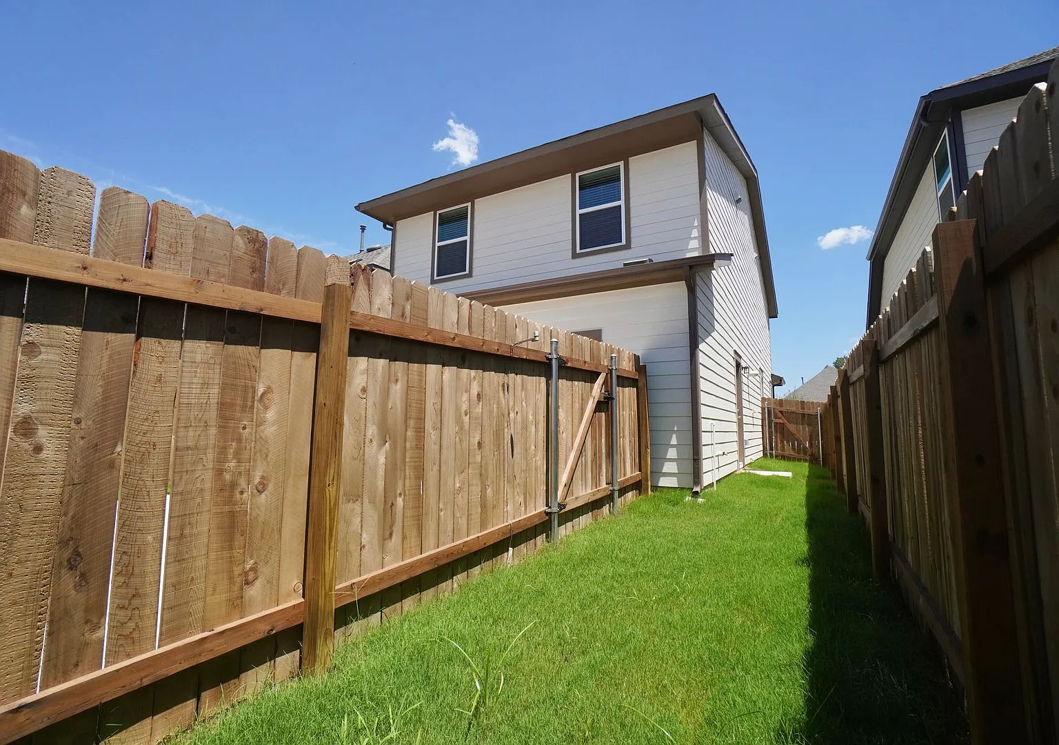 Beautiful 3-Bedroom, 2.5-Bath Home with 2-Car Garage in Taylor, TX — Photo 4
