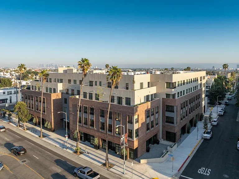 Rae on Sunset — Photo 22