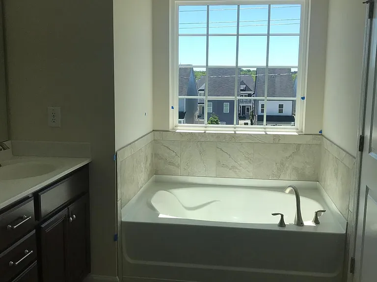 Tub_in_MasterBathroom