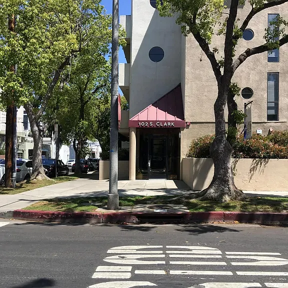 102 S Clark Dr — Photo 1
