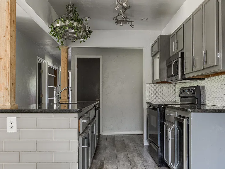 105 Paul Ave — Photo 37