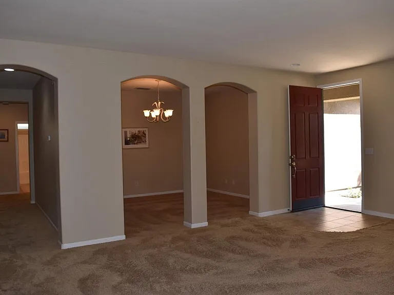684 Whitfield Ln — Photo 4