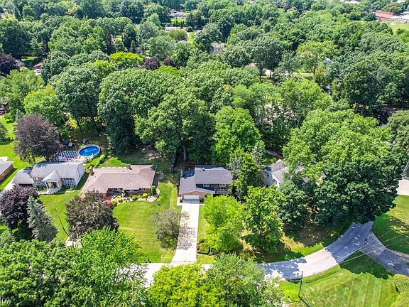 3rd image of 691 Deerwood Dr