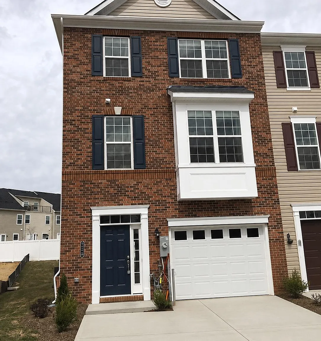 3 bed, 3.5 bath, 2450 sqft, $3,600 — Photo 2