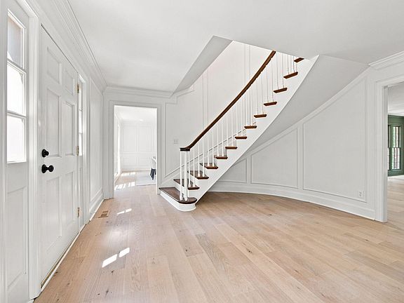 3rd image of 2404 Beechview Ct