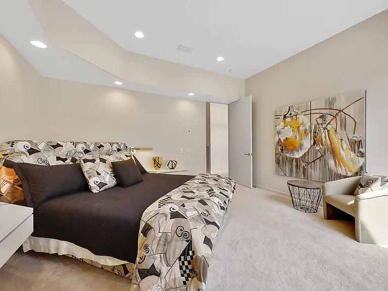 73115 Crosby Ln — Photo 2