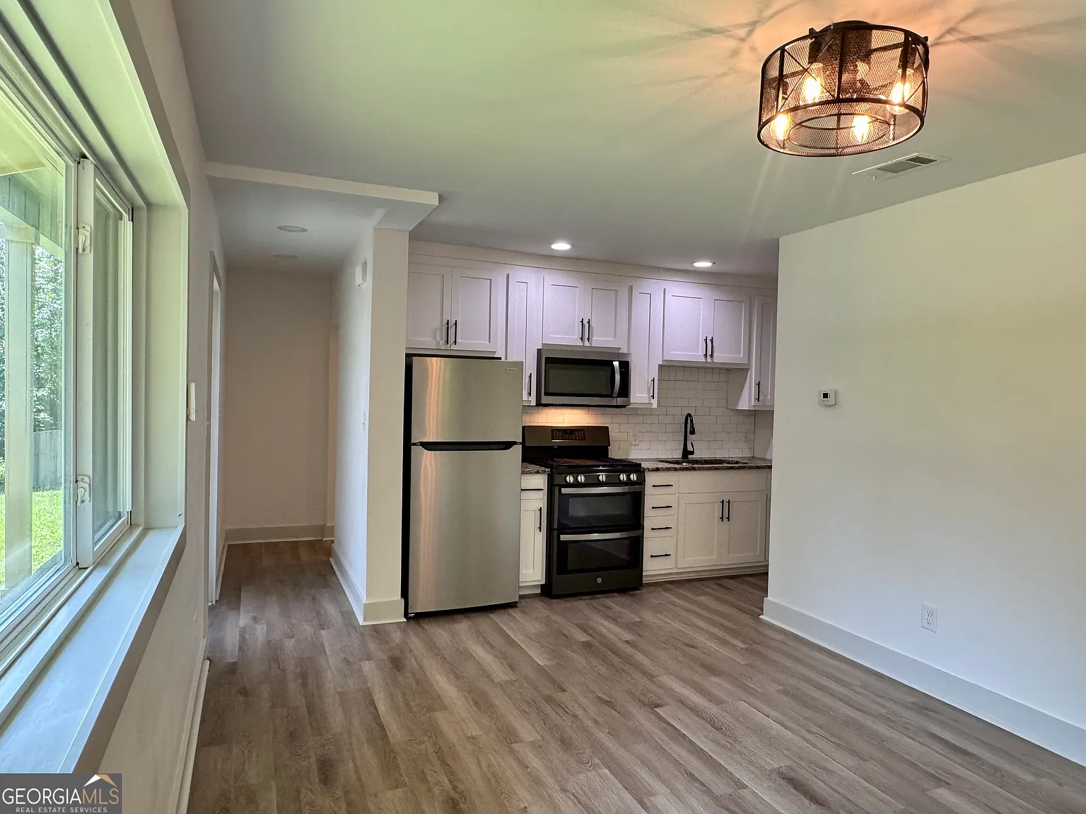 3 bed, 2.0 bath, 1047 sqft, $2,550 — Photo 3