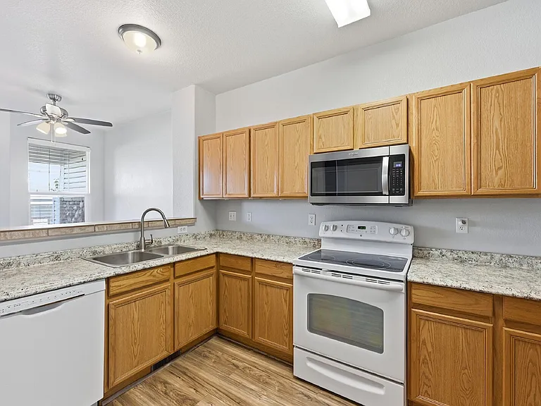 5882 Ensemble Hts — Photo 8