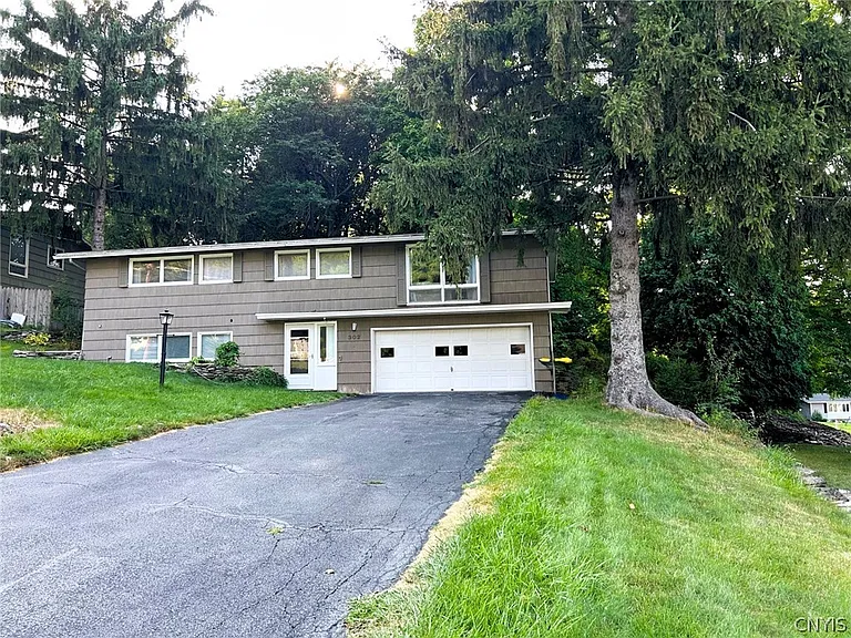 302 Oakridge Dr — Photo 2