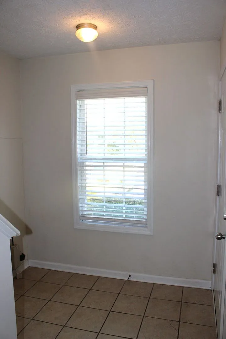 Great Townhouse in Great Location! — Photo 3
