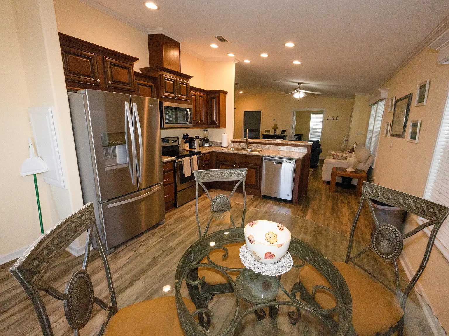 2 bed, 1250 sqft, $2,000 — Photo 2