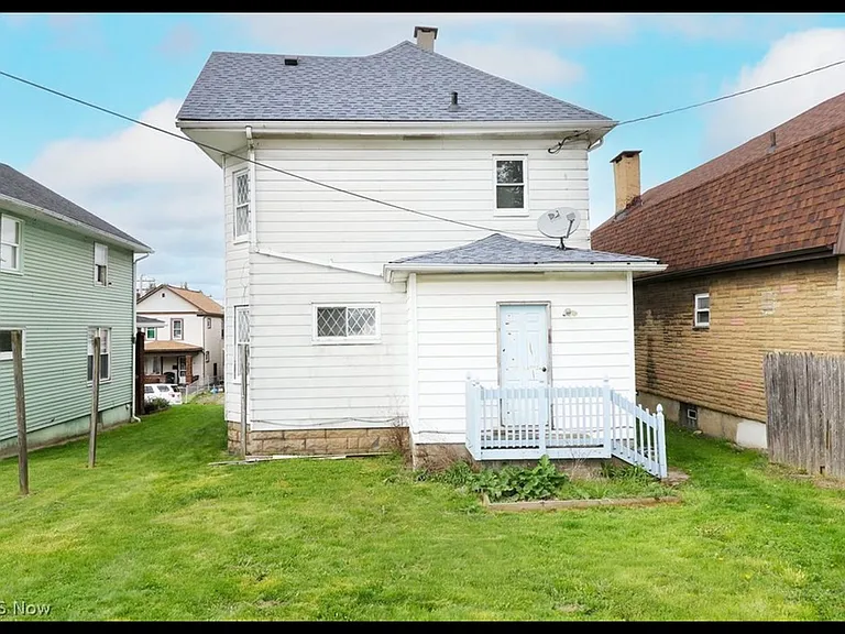 1342 Oregon Ave — Photo 2