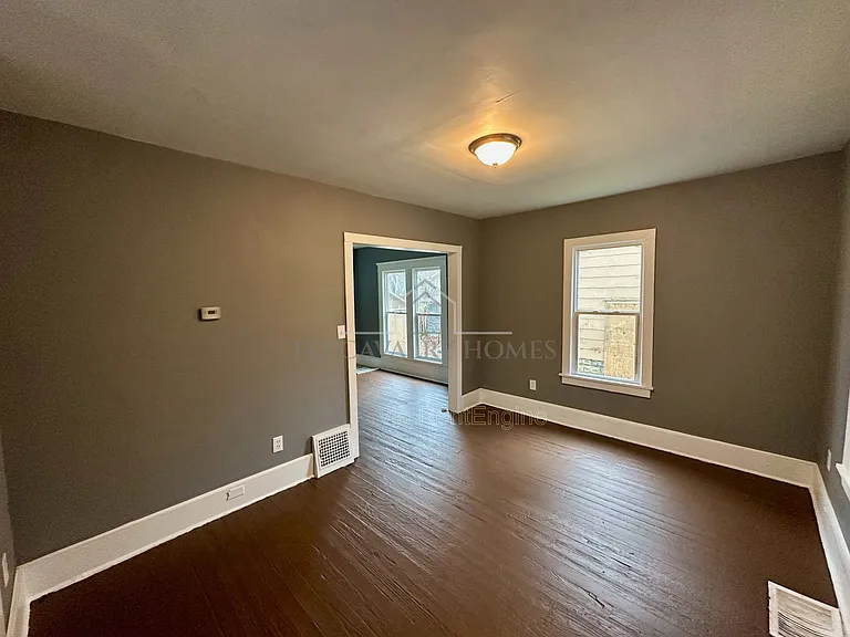435 Windsor St — Photo 4