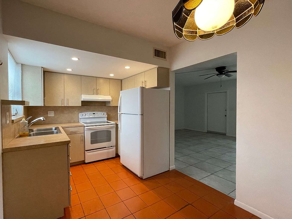 2nd image of 2711 NE 49th St APT 3
