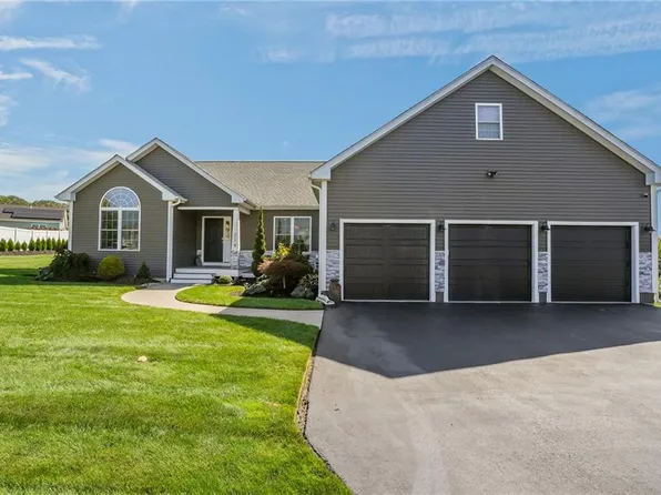 214 Danielle Dr, Woonsocket, RI 02895