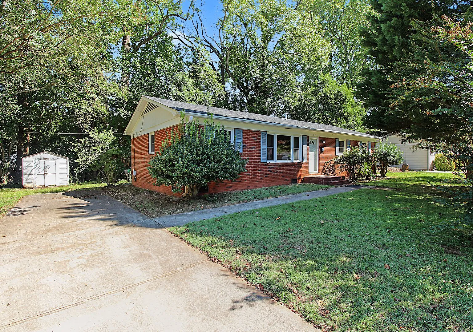 4 Bedroom Brick Ranch in Prime Location! — Photo 2