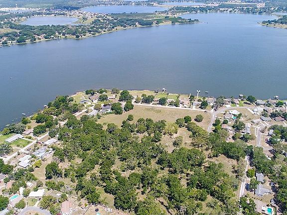 3rd image of 884 Terrace Dr