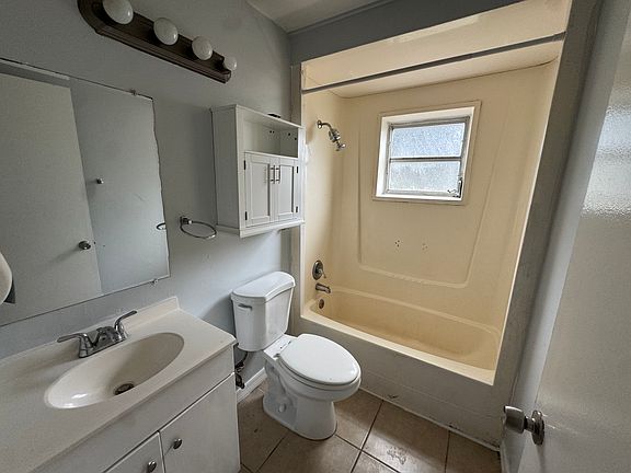 3rd image of 2349 Essex Ave