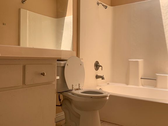 MASTER BATHROOM W/SKYLIGHT