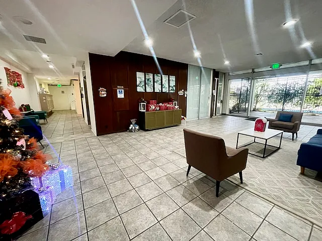 Occidental Towers Apartments — Photo 17