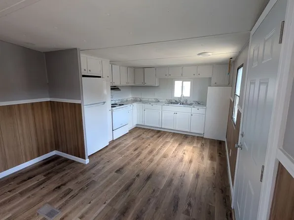 2 Bedroom, 1 Bathroom Trailer