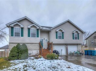 413 Wildflower Ln, Kearney, MO 64060